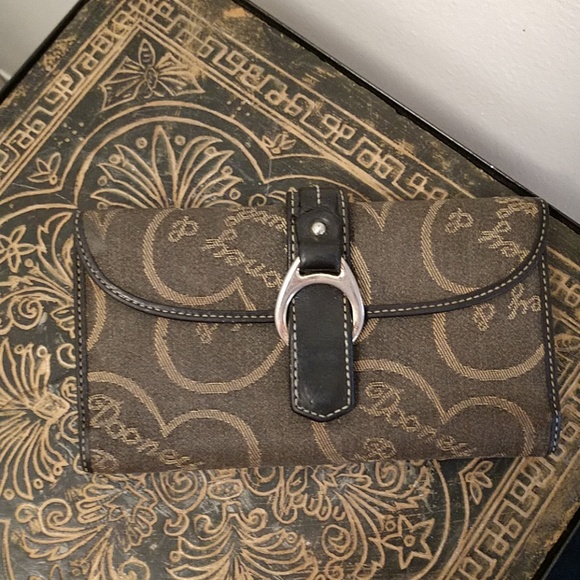 Dooney and Bourke Wallet - Picture 1 of 11